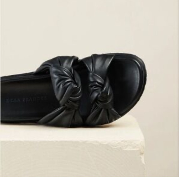 DEAR FRANCES Tye Slide, Black
Soft leather knot slide SIZE 5
US$450 new - Picture 2 of 12
